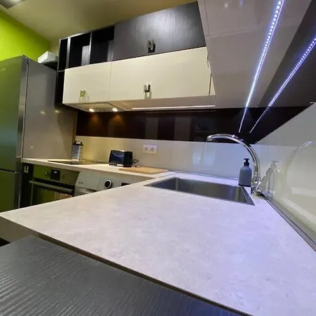 Modern 1br Apart W/ Garden View & Free Str Parking Apartment